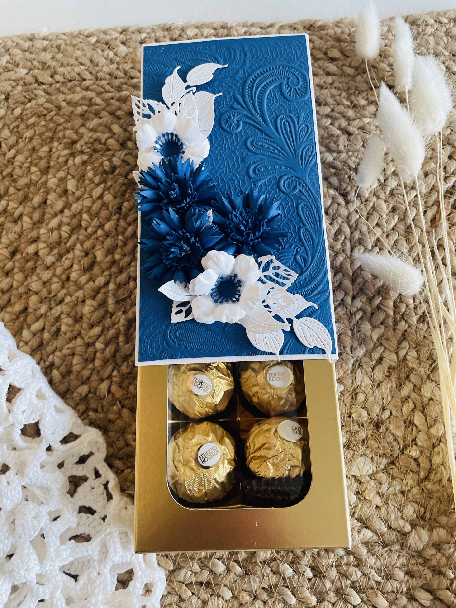 Käsitööna kaunistatud kommikarp lilledega - Image 2