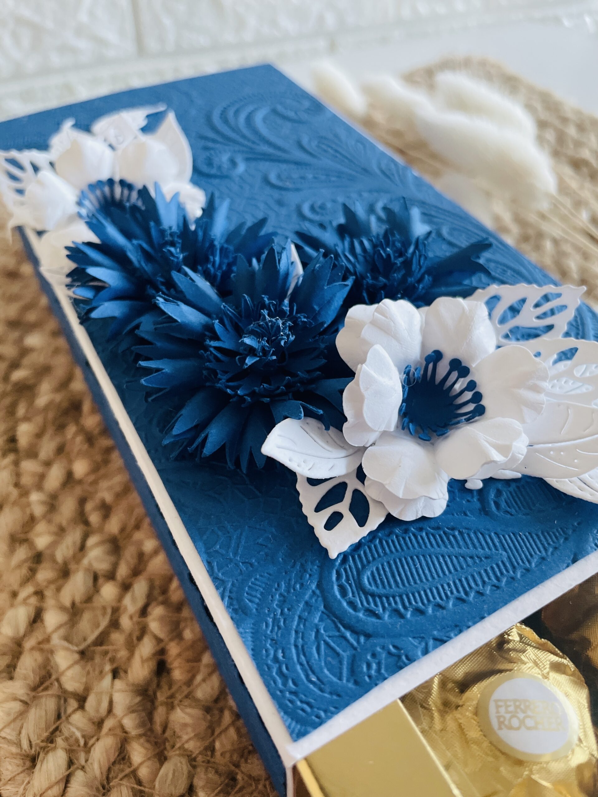 Käsitööna kaunistatud kommikarp lilledega - Image 3