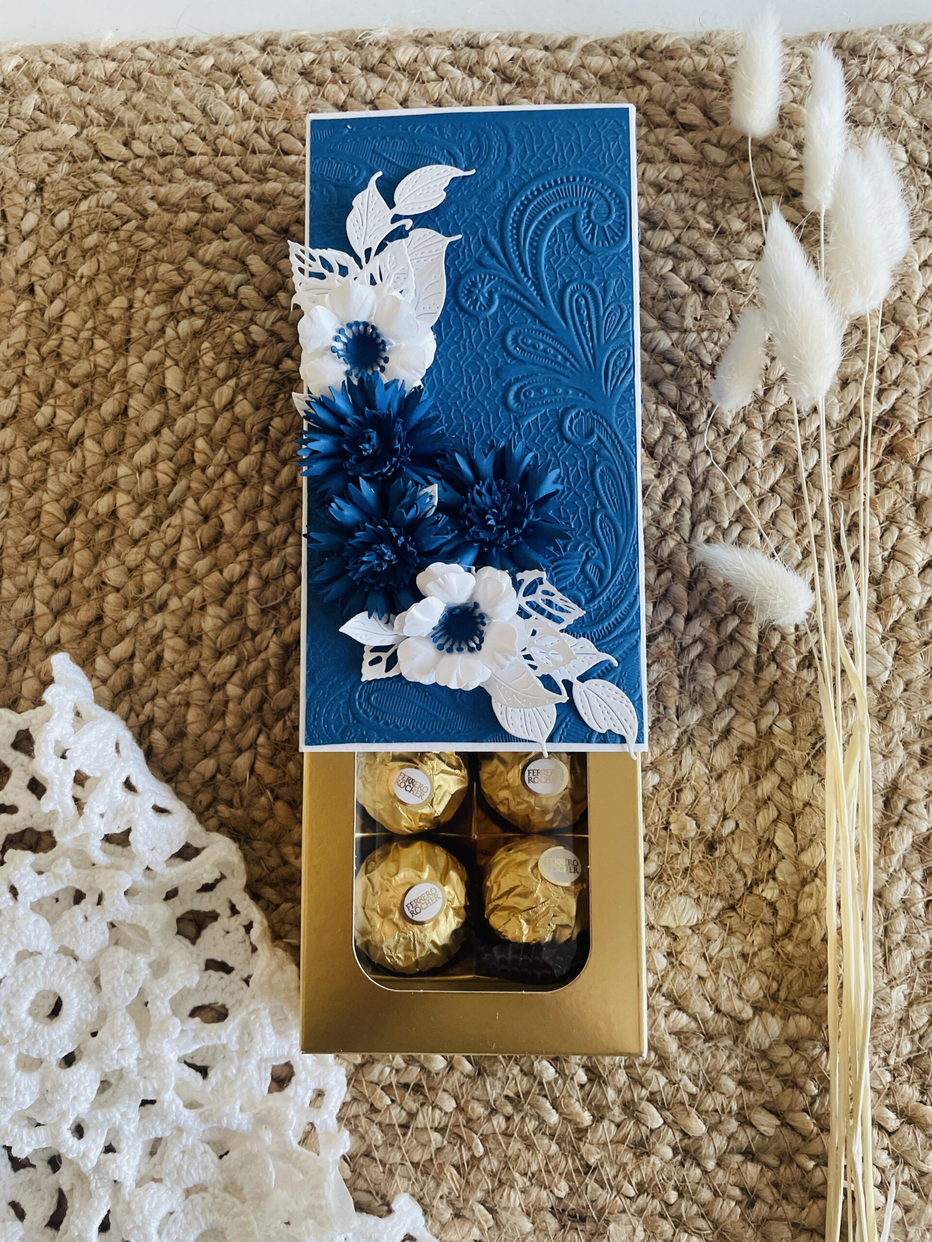 Käsitööna kaunistatud kommikarp lilledega - Image 4