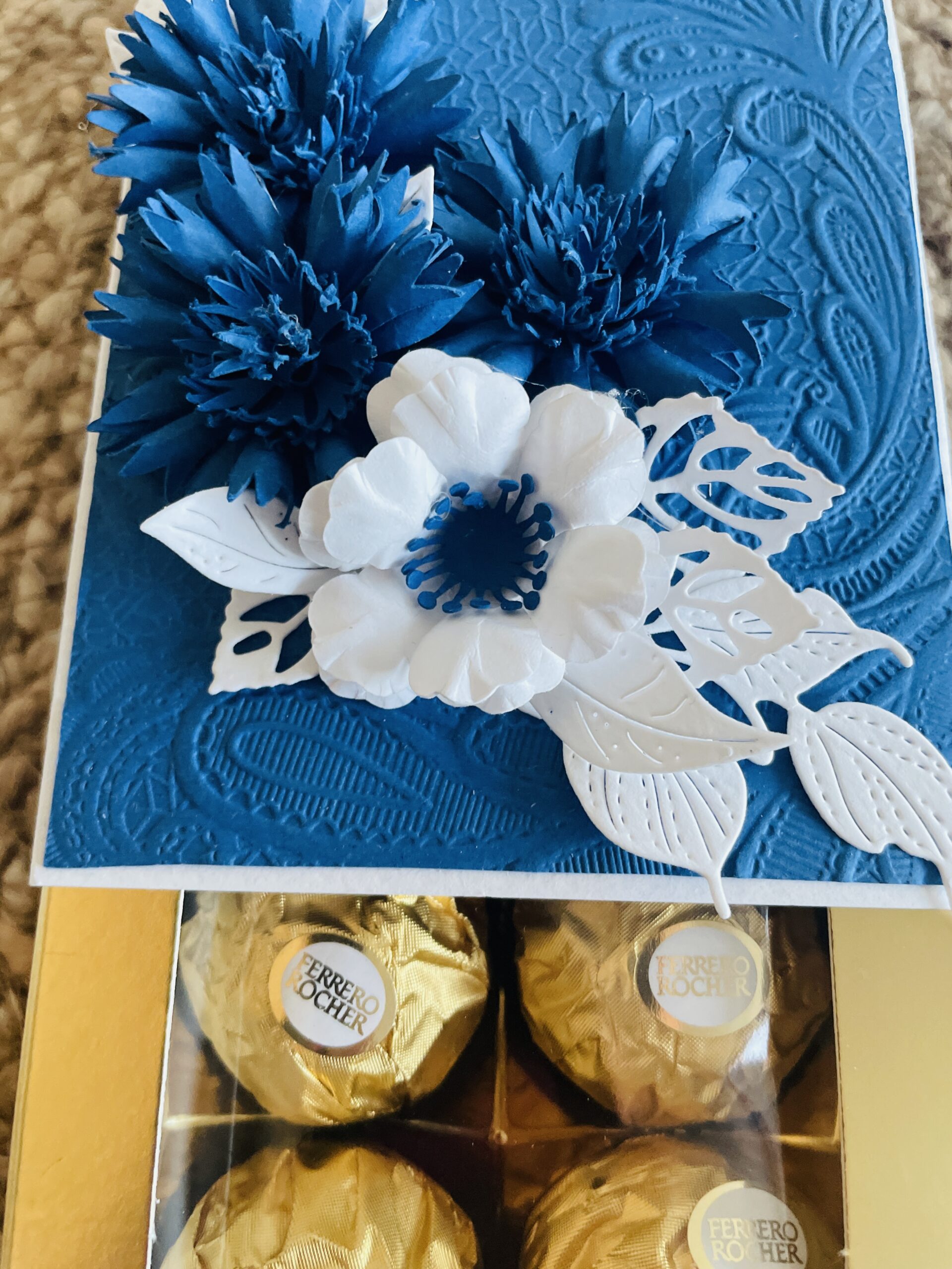 Käsitööna kaunistatud kommikarp lilledega - Image 5