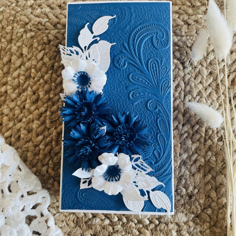 Käsitööna kaunistatud kommikarp lilledega