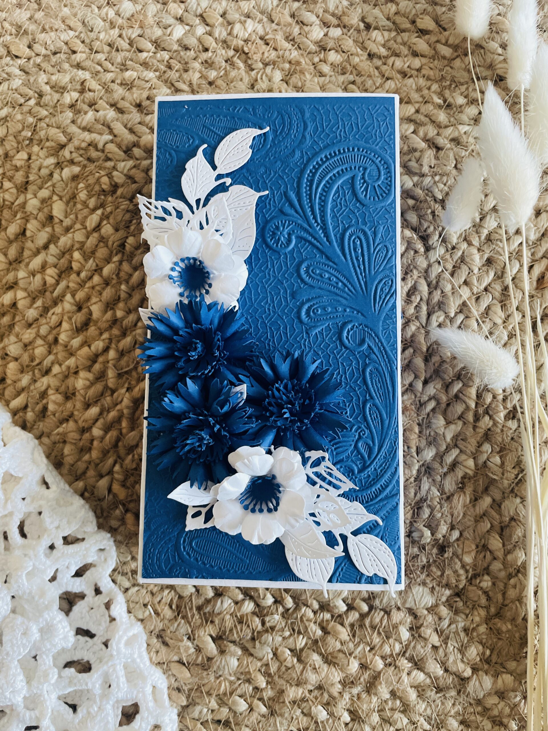 Käsitööna kaunistatud kommikarp lilledega