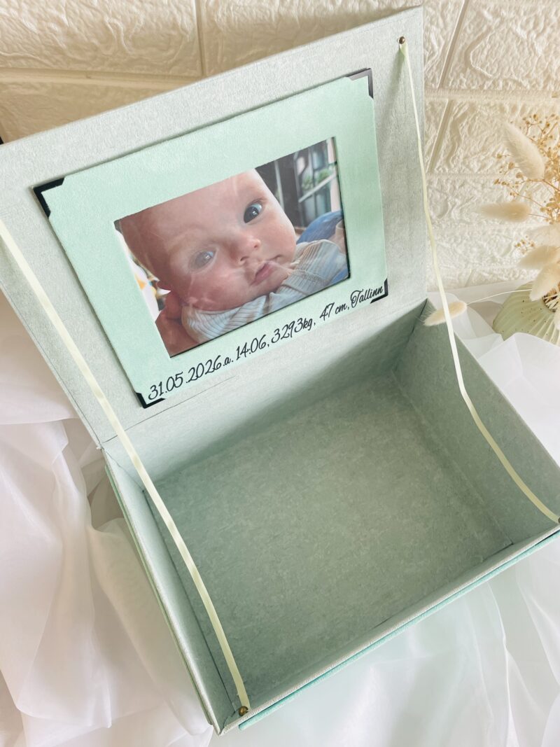 Beebi mälestuslaeka sisekülg atsetaatkilega kaitstud fotokohaga